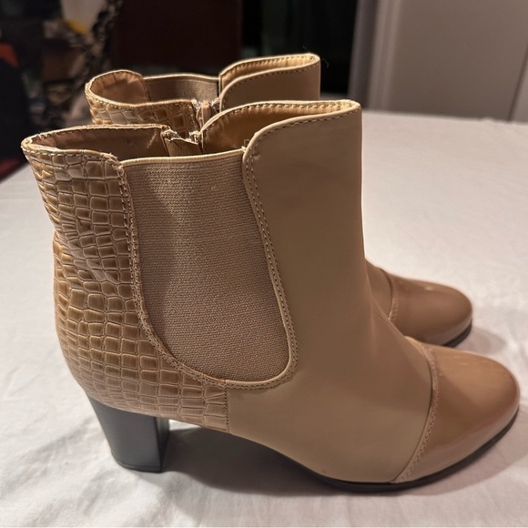 Bella Marie Booties - Size 10 Nearly New & Great For Fall - Picture 2 of 8